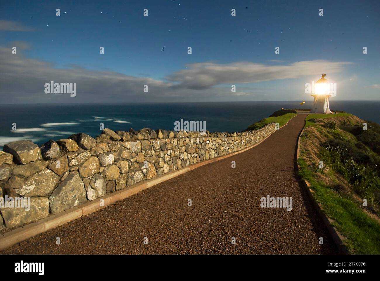 Faro di Cape Reinga illuminato di notte, Isola del Nord della nuova Zelanda. Foto Stock