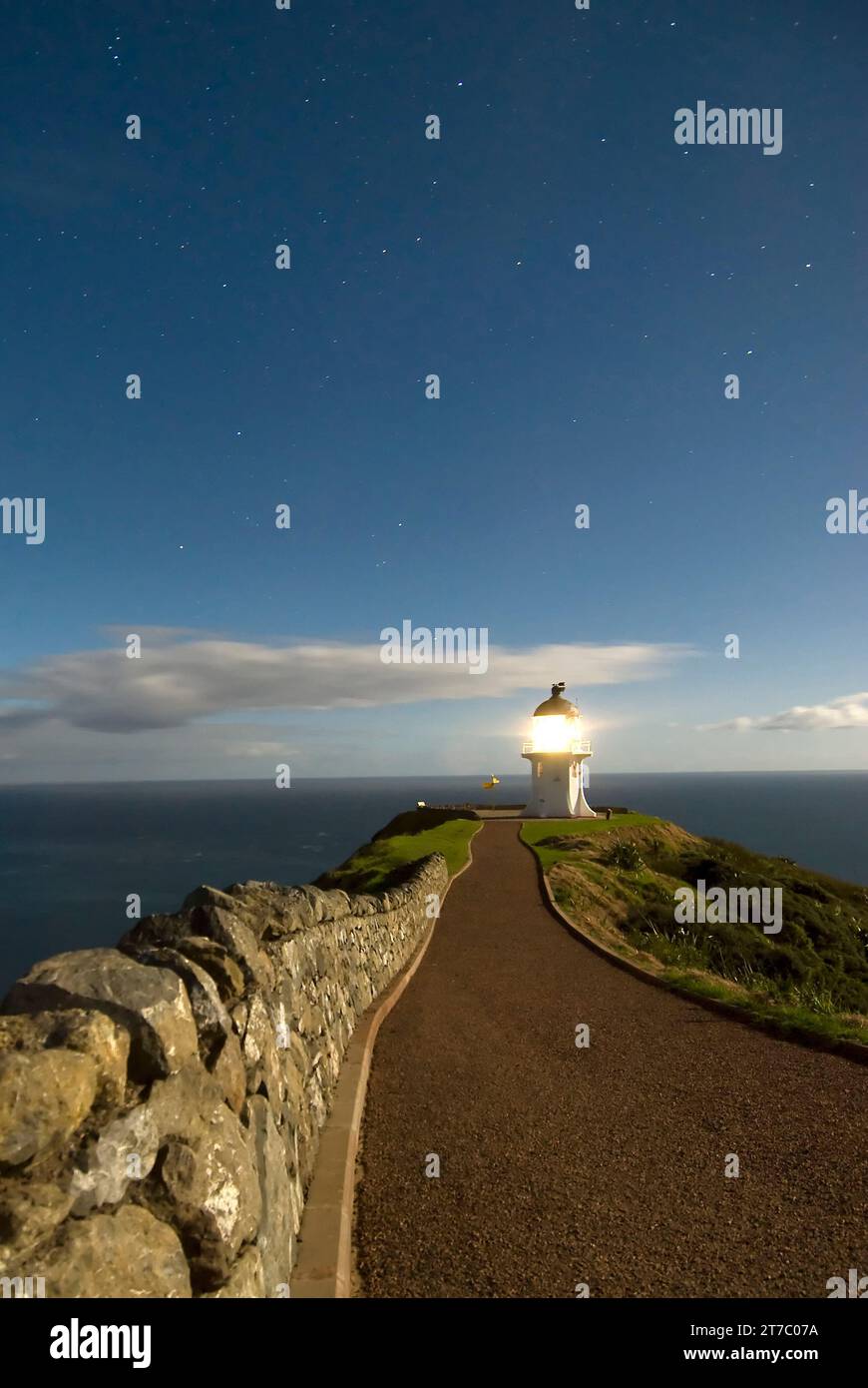 Faro di Cape Reinga illuminato di notte, Isola del Nord della nuova Zelanda. Foto Stock
