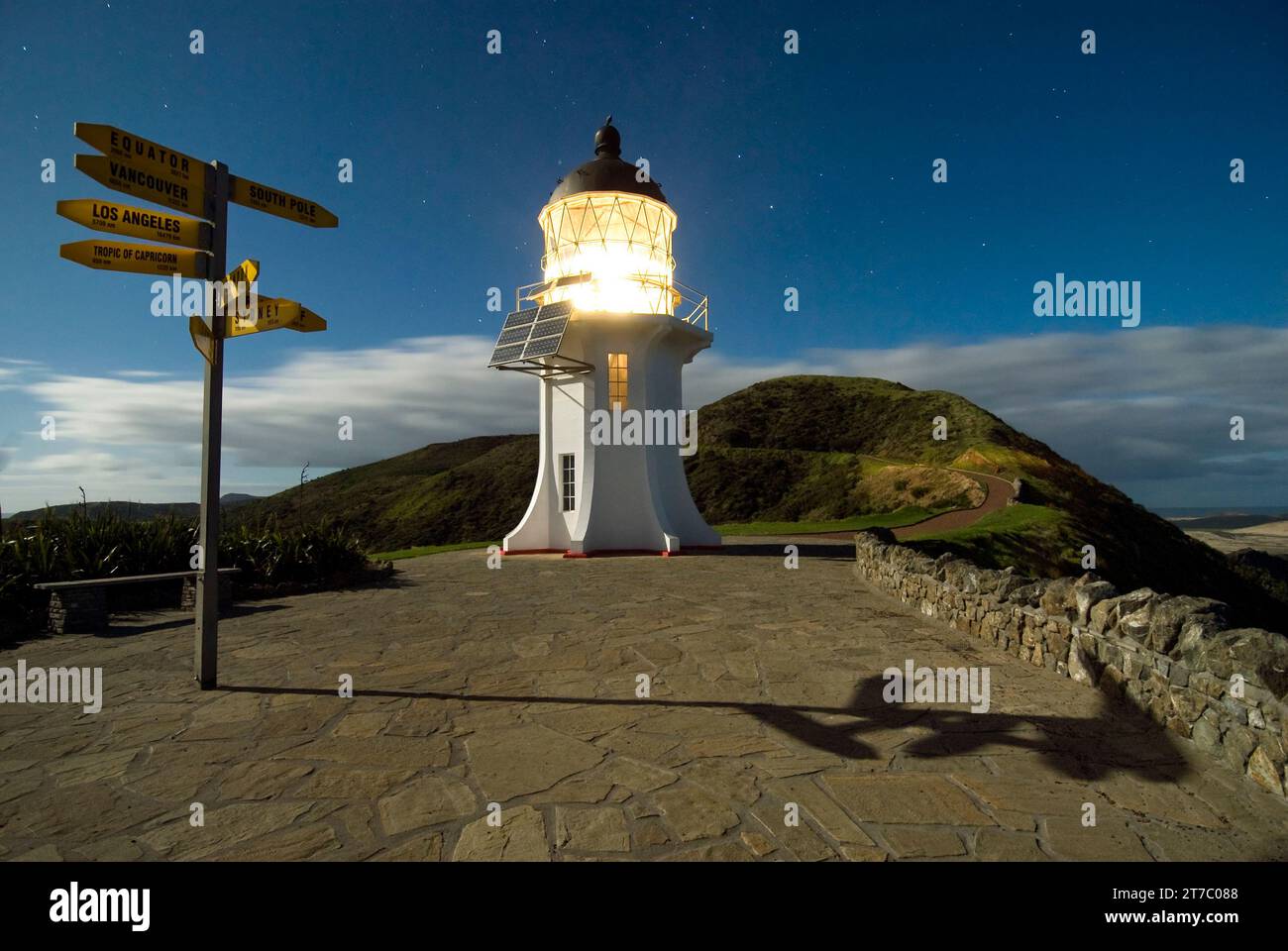 Faro di Cape Reinga illuminato di notte, Isola del Nord della nuova Zelanda. Foto Stock