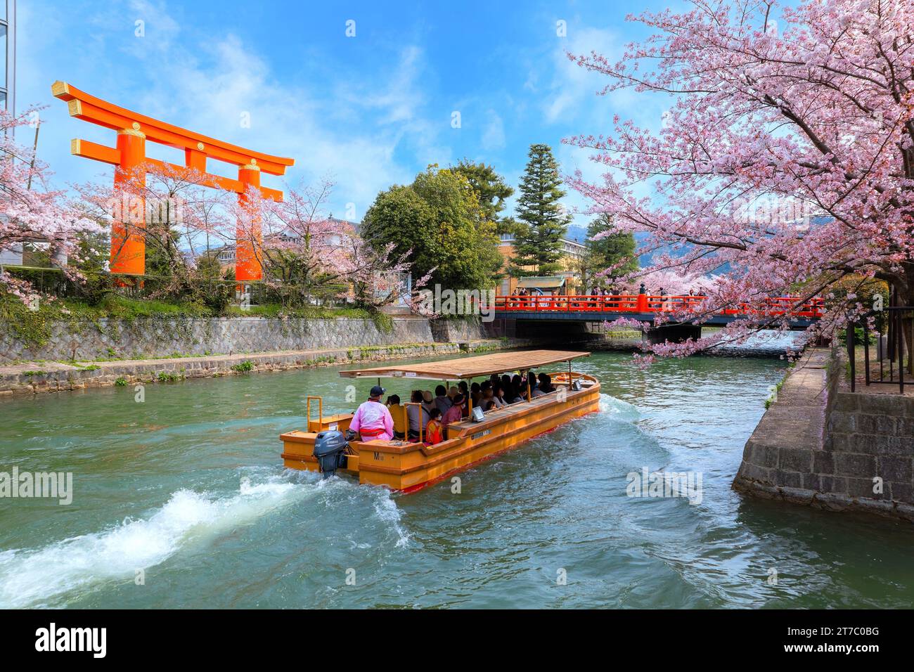 Kyoto, Giappone - 2 aprile 2023: Il giro in barca Okazaki Jikkokubune effettua una crociera di tre chilometri dal molo delle barche di Nanzenji alla diga di Ebisu e ritorno Foto Stock