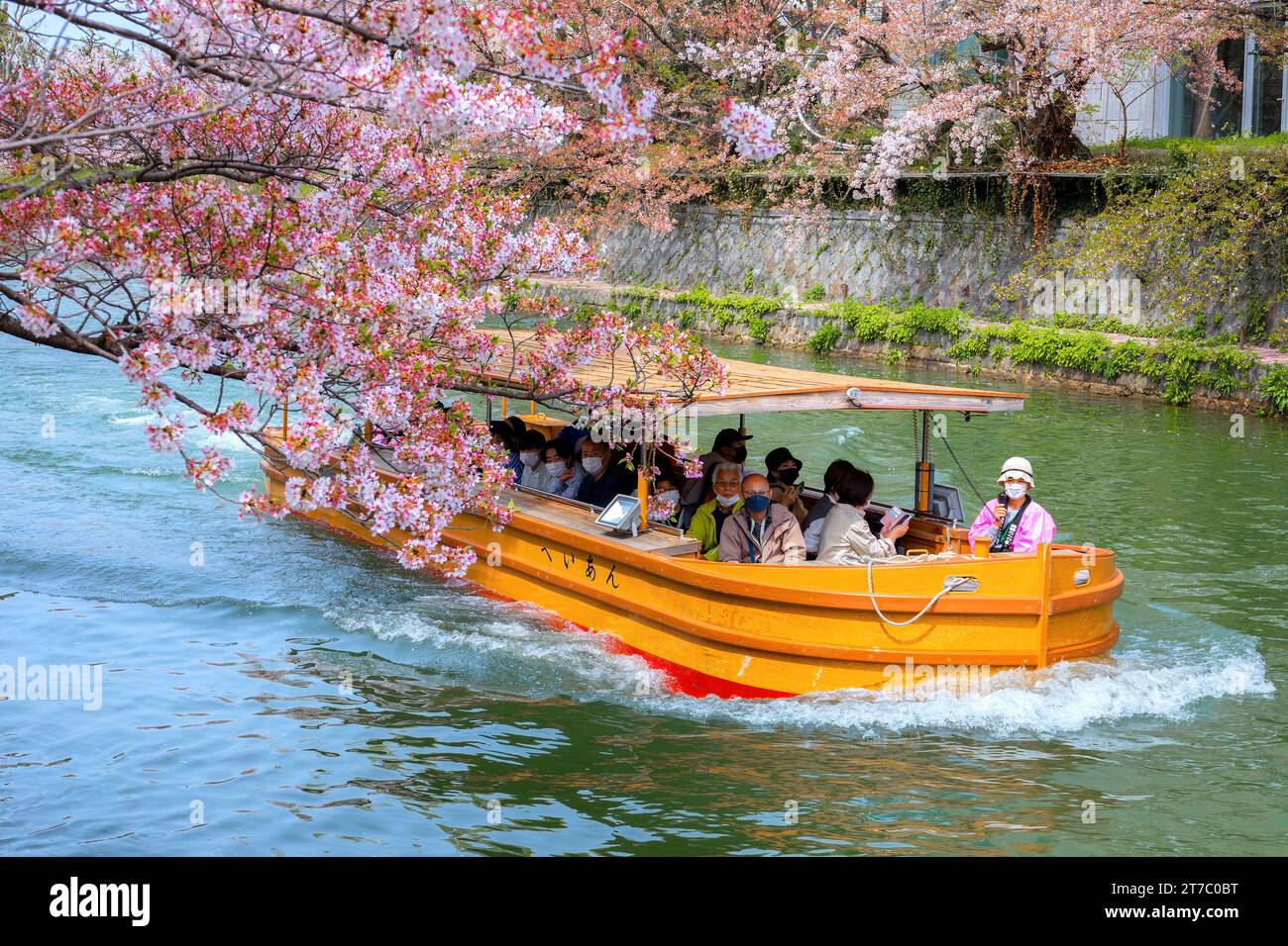 Kyoto, Giappone - 2 aprile 2023: Il giro in barca Okazaki Jikkokubune effettua una crociera di tre chilometri dal molo delle barche di Nanzenji alla diga di Ebisu e ritorno Foto Stock
