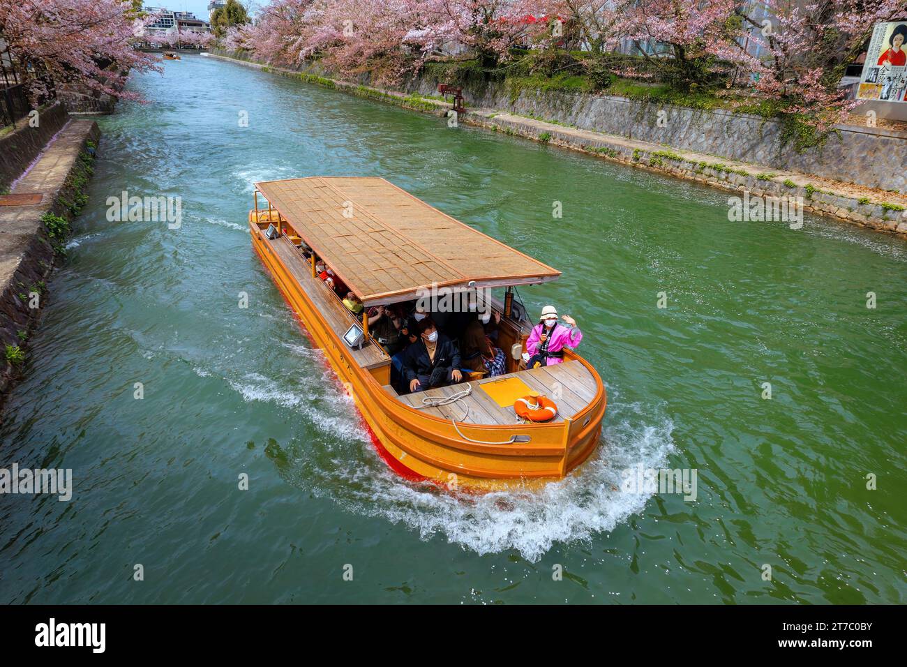 Kyoto, Giappone - 2 aprile 2023: Il giro in barca Okazaki Jikkokubune effettua una crociera di tre chilometri dal molo delle barche di Nanzenji alla diga di Ebisu e ritorno Foto Stock