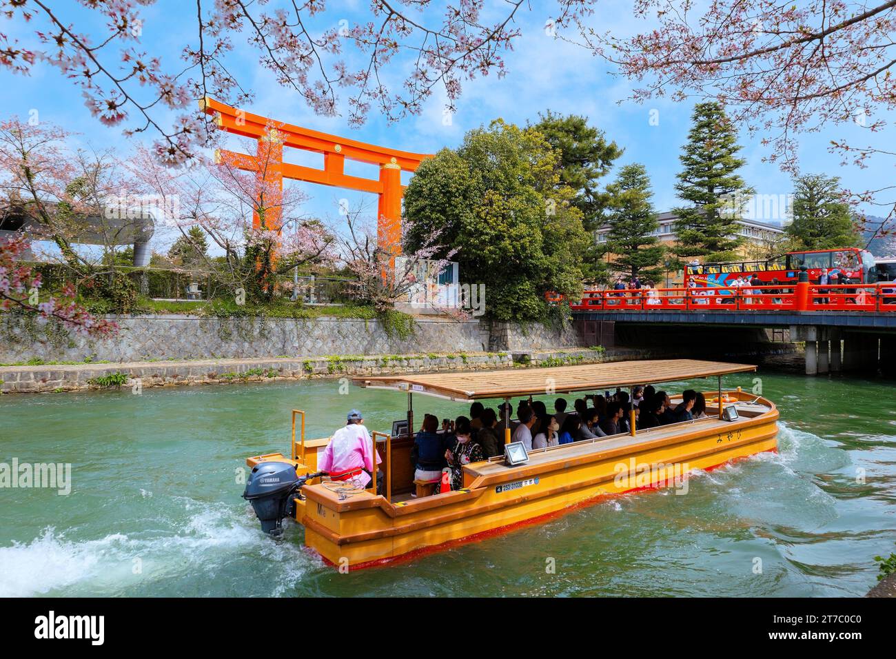 Kyoto, Giappone - 2 aprile 2023: Il giro in barca Okazaki Jikkokubune effettua una crociera di tre chilometri dal molo delle barche di Nanzenji alla diga di Ebisu e ritorno Foto Stock