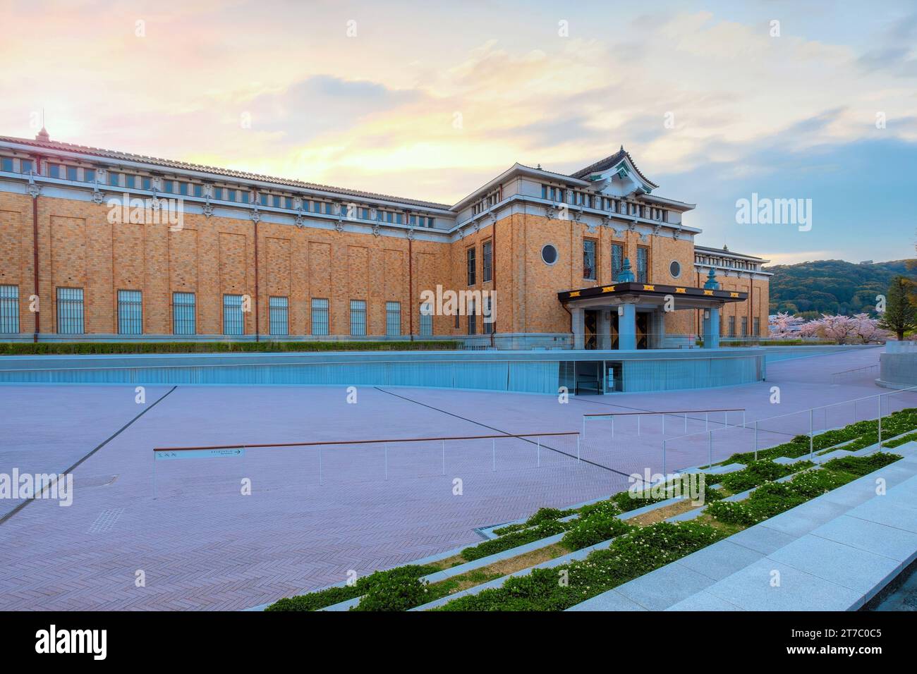 Kyoto, Giappone - 2 aprile 2023: Il Museo d'arte KYOCERA DI Kyoto è uno dei più antichi musei d'arte del Giappone, aperto nel 1928 come commemorazione dell'imperatore Foto Stock