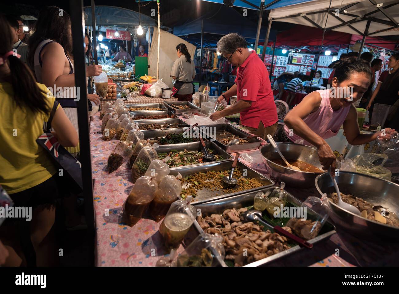 Pak Chong, Khao Yai, Thailandia - 2 giugno 2019: Varietà di Street food e negozi di abbigliamento al mercato notturno di Pak Chong, Khao Yai, Thailandia. - Pak Chong Night Foto Stock