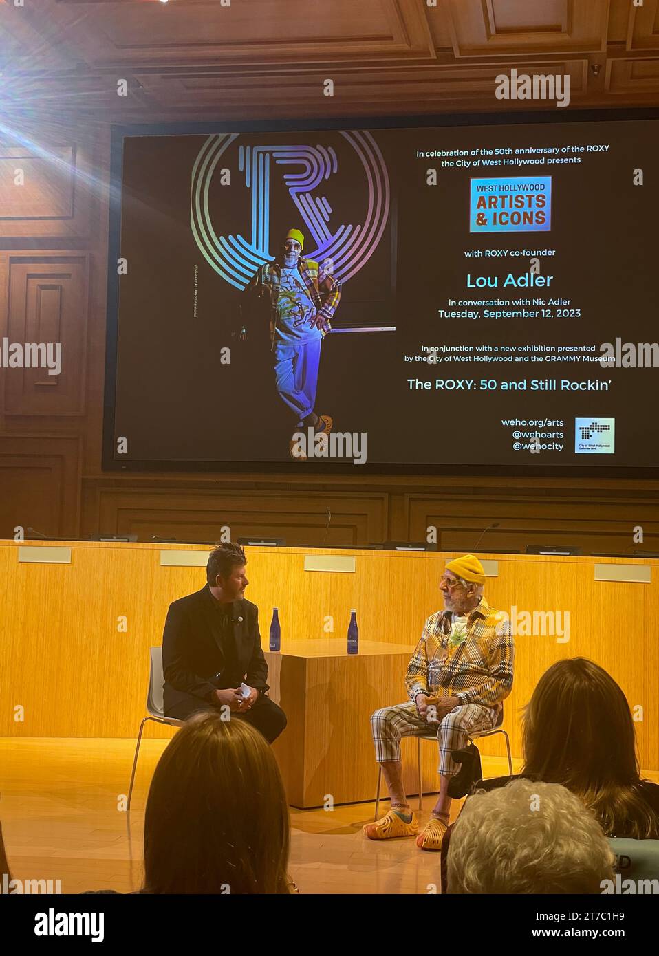 Il leggendario produttore musicale Luou Adler viene intervistato da suo figlio NIC alla West Hollywood Library per commemorare il 50° anniversario del Roxy Nightclub sulla Sunset Strip a Los Angeles, CALIFORNIA. Foto Stock