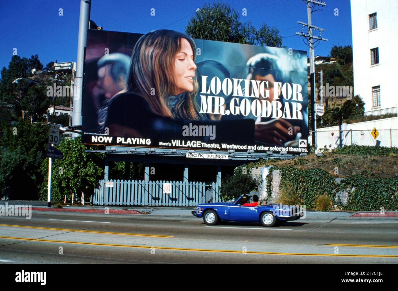Diane Keaton, in cerca di un cartellone del signor Goodbar sulla Sunset Strip a Los Angeles, CALIFORNIA, USA Foto Stock