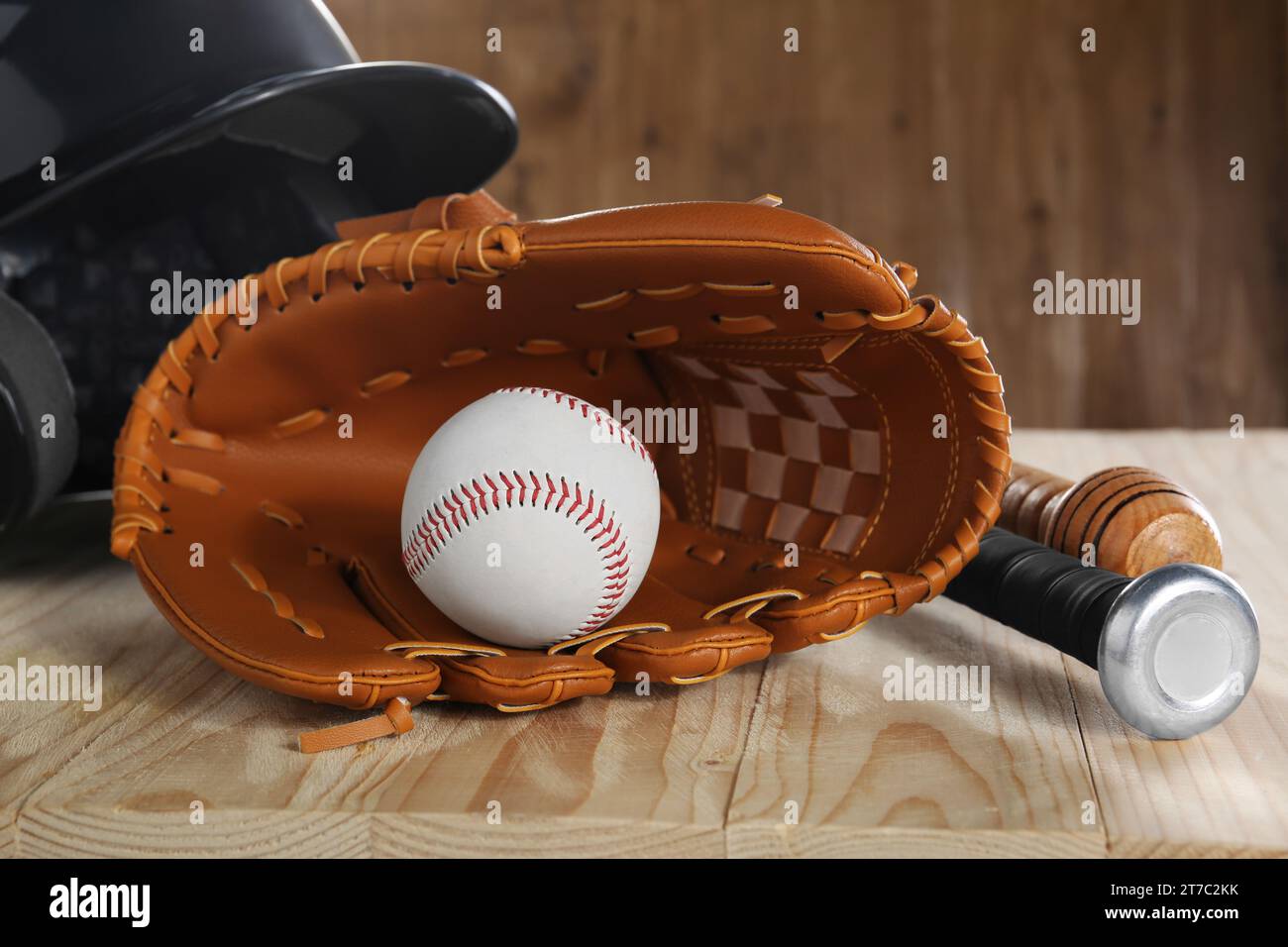 Guanto da baseball, pipistrelli, palla e casco da battuta su un tavolo di legno Foto Stock