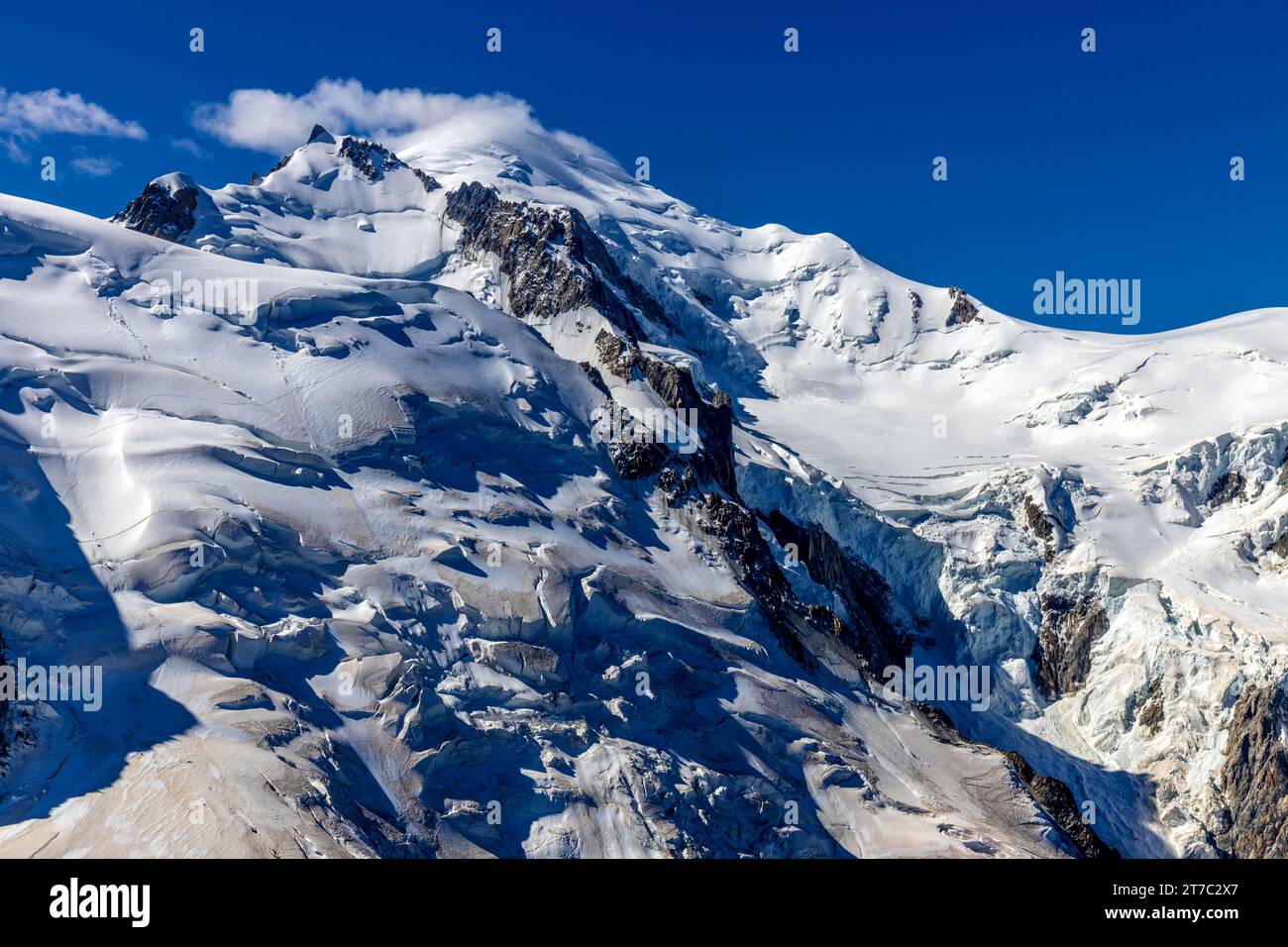 Cima della neve del Montblanc con neve e ghiacciaio, vista panoramica del Monte bianco del Tacul dalla stazione della funivia Aiguille du Midi nelle Alpi di Chamonix, Francia Foto Stock