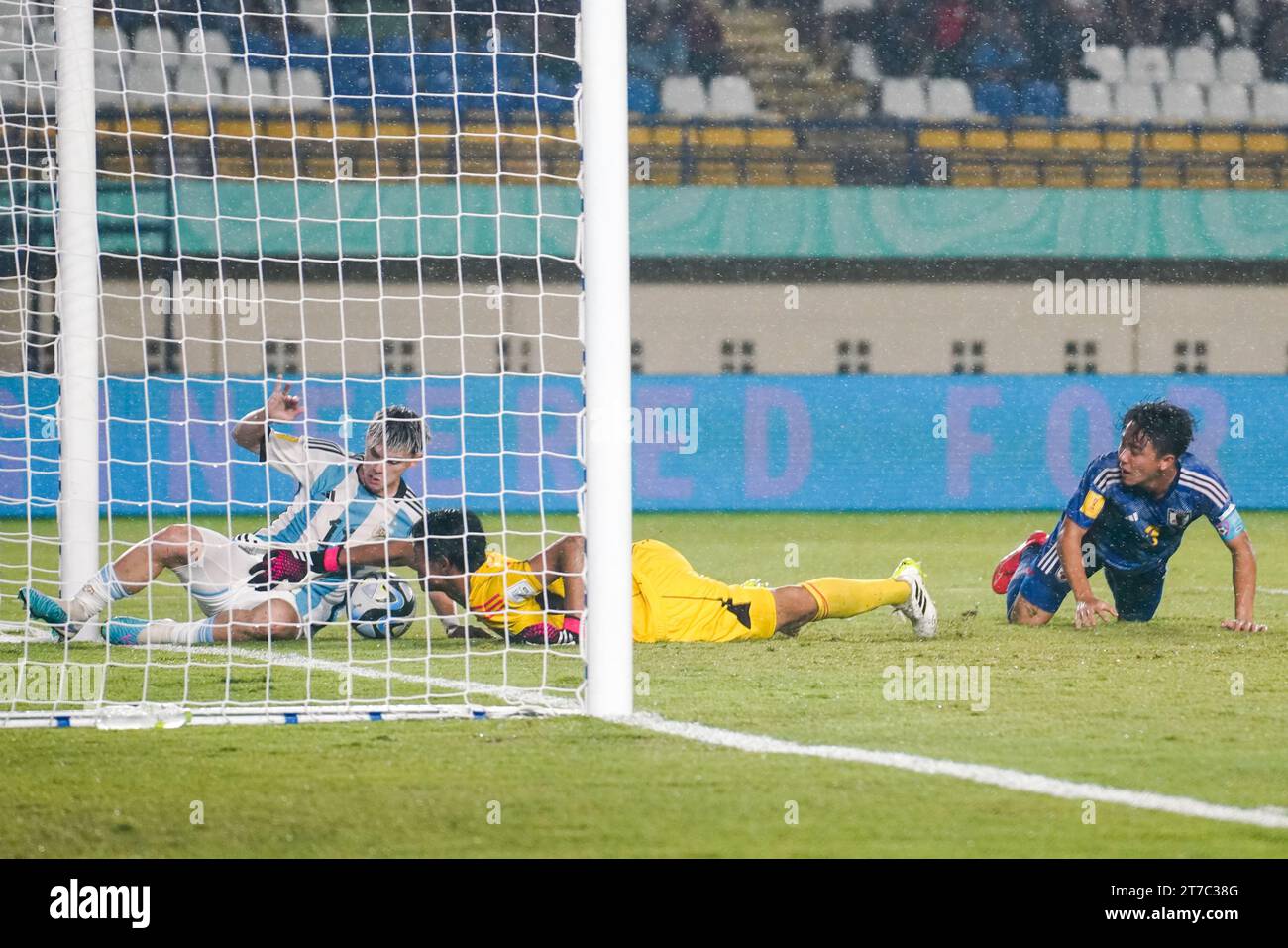 Bandung, Indonesia. 14 novembre 2023. Il portiere del Giappone Goto Wataru (2° R) affronta l'argentino Santiago Lopez durante la partita del gruppo D tra Giappone e Argentina alla Coppa del mondo U17 FIFA a Bandung, Indonesia, il 14 novembre 2023. Crediti: Septianjar Muharam/Xinhua/Alamy Live News Foto Stock