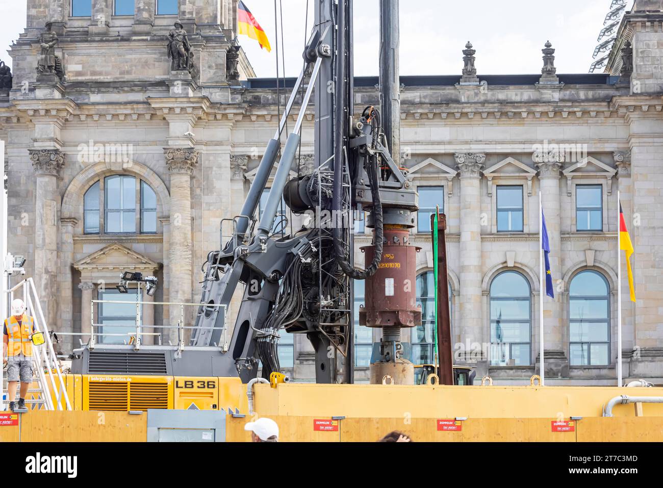 Il cantiere dell'edificio del Reichstag, i lavori di costruzione di cavi di fronte alla costruzione di una trincea di sicurezza iniziano nel 2025, Berlino, Germania Foto Stock