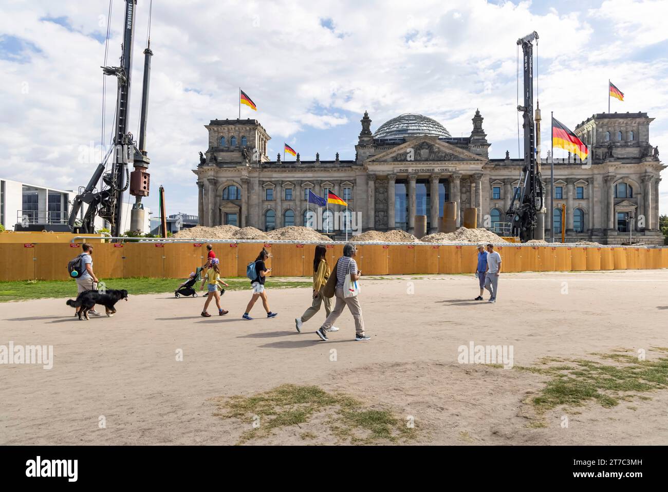 Il cantiere dell'edificio del Reichstag, i lavori di costruzione di cavi di fronte alla costruzione di una trincea di sicurezza iniziano nel 2025, Berlino, Germania Foto Stock