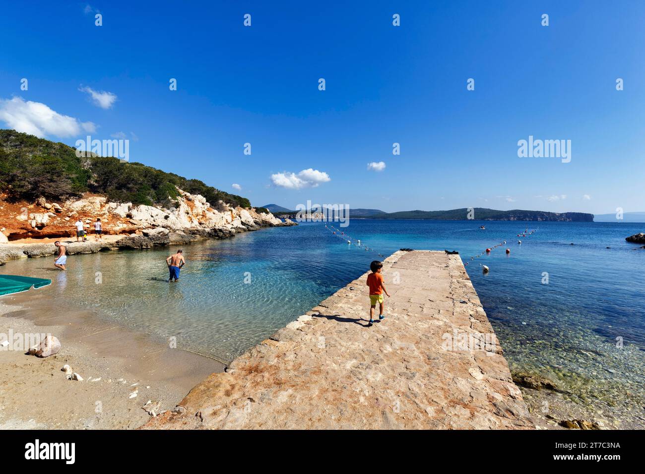 Piccola baia con molo, spiaggia per famiglie, turisti, Cala Dragunara, promontorio di Capo caccia, parco Nazionale di Porto Conte, Alghero, Sardegna, Mar Mediterraneo Foto Stock