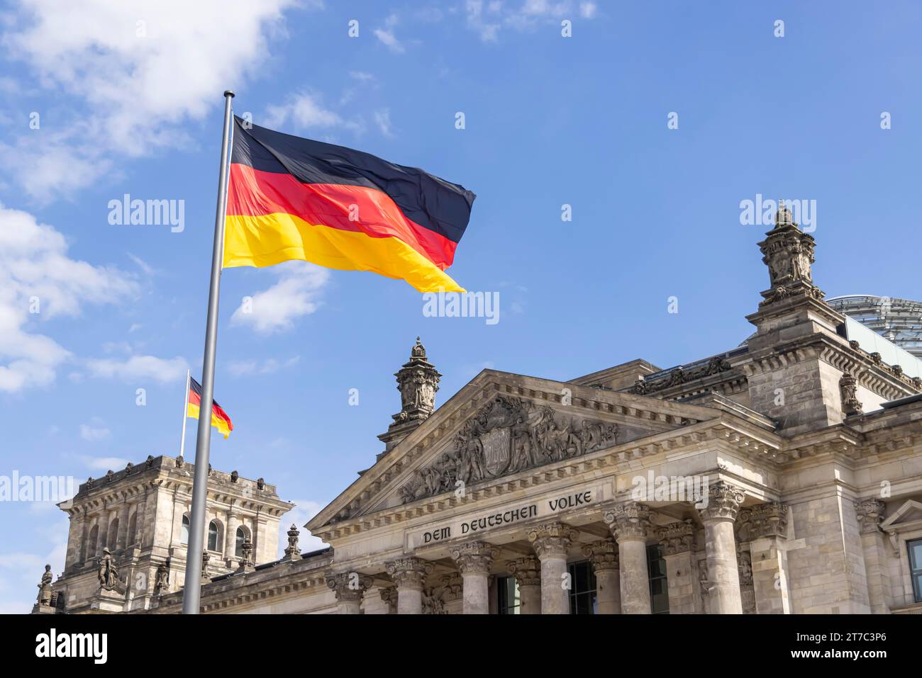 Edificio del Reichstag con bandiera tedesca sventolante, vista sulla città Berlino, Germania Foto Stock