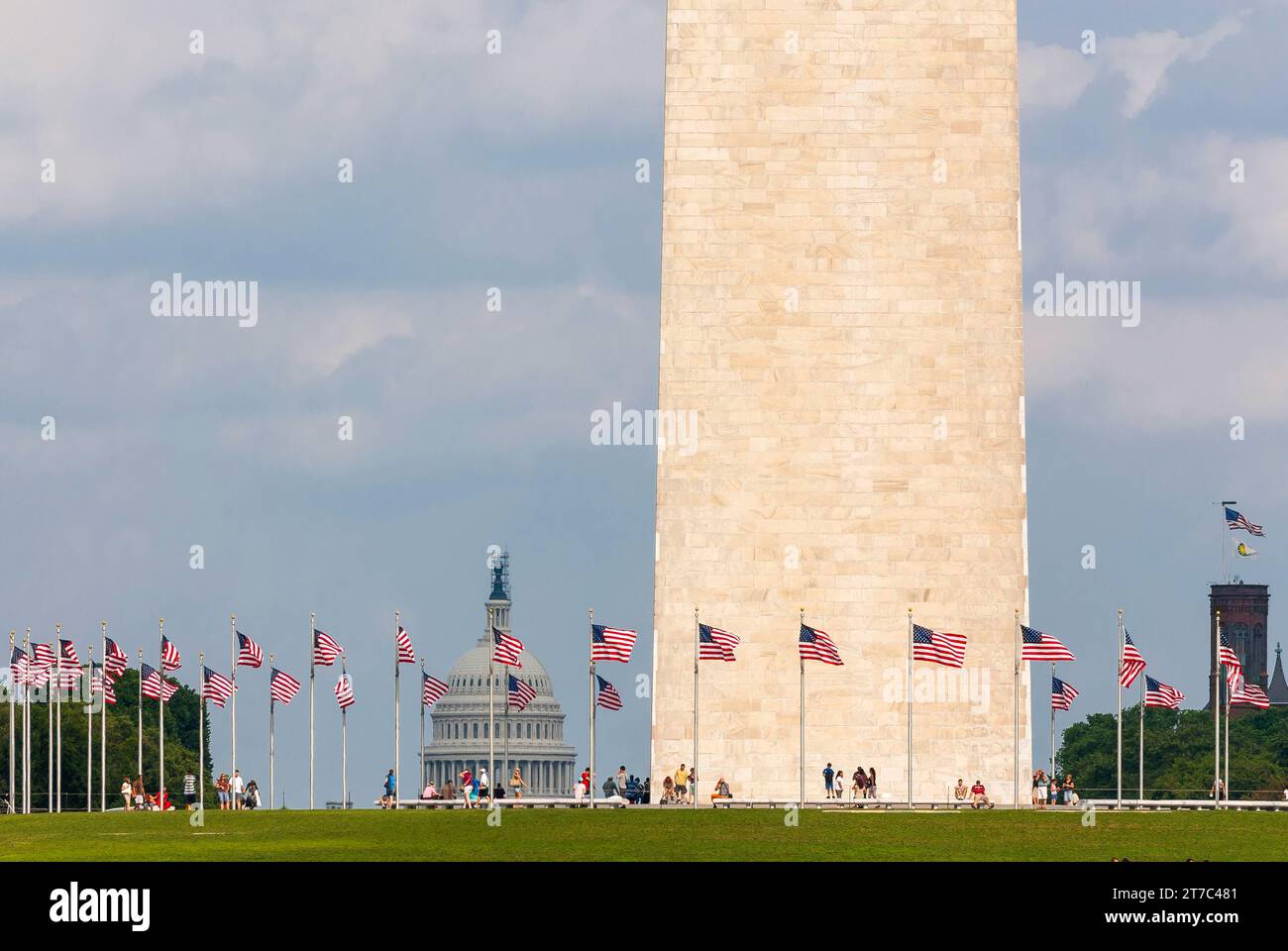 Monumento a Washington. L'obelisco con bandiere, stelle e strisce a Washington D.C., USA Foto Stock