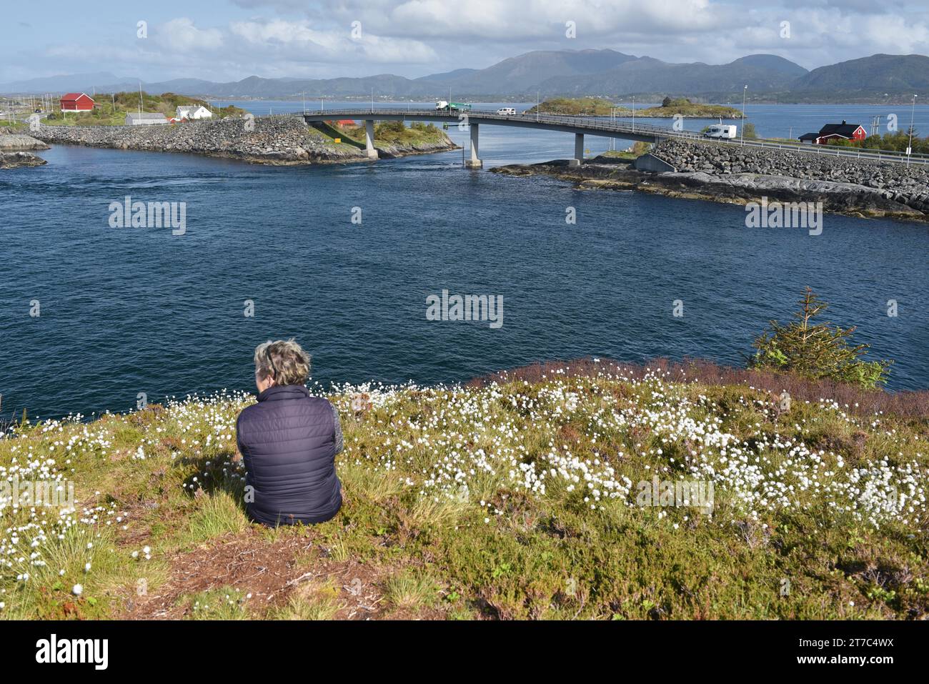 Donna seduta sulla Atlantic Road in Norvegia Foto Stock