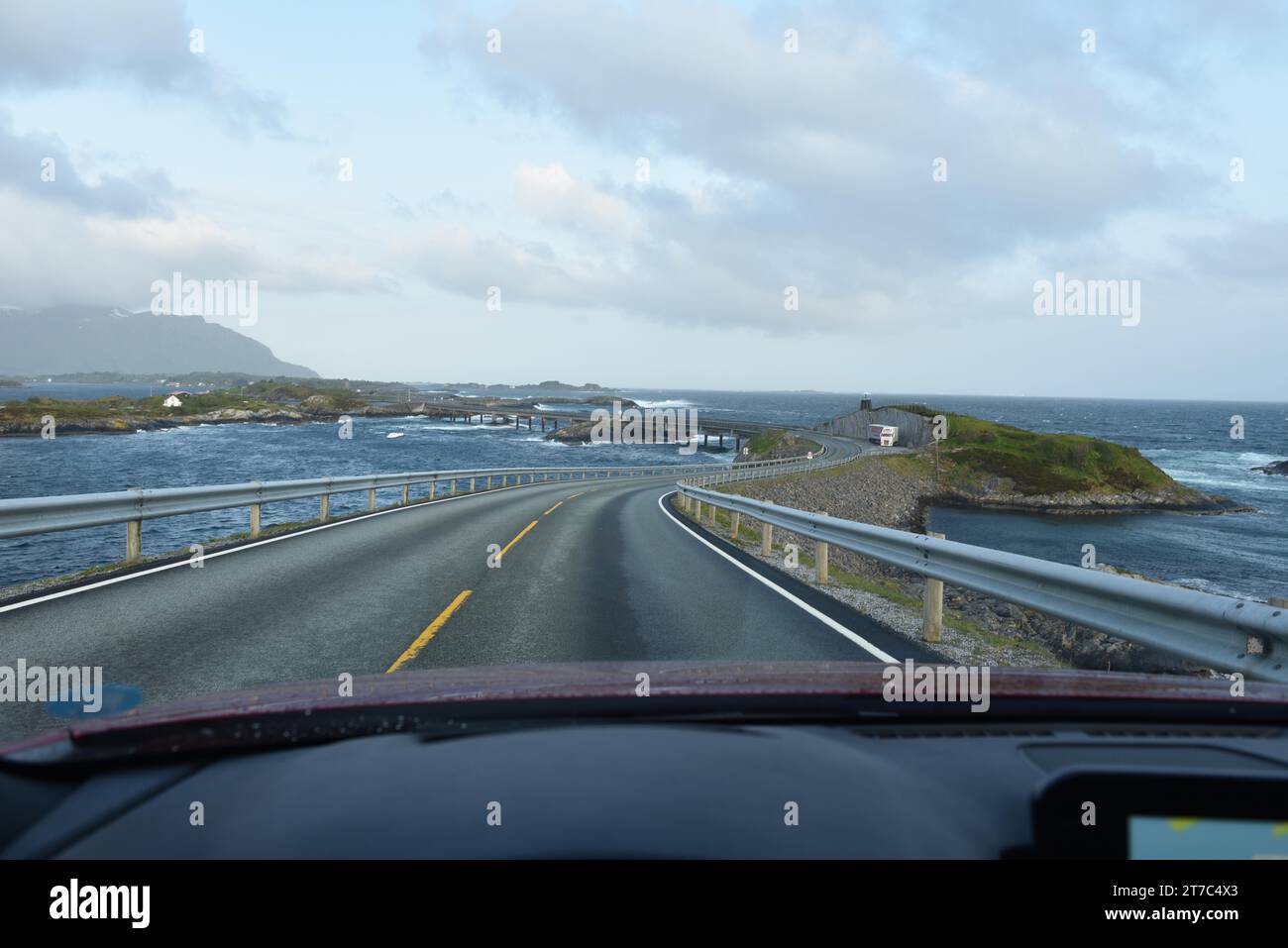 Guida lungo la Atlantic Road in Norvegia Foto Stock