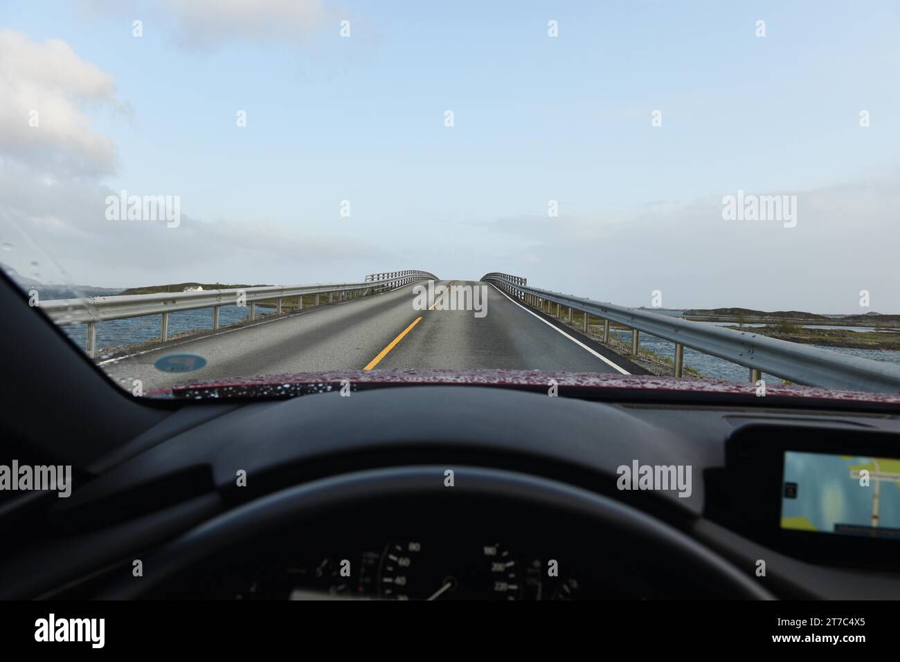 Guida lungo la Atlantic Road in Norvegia Foto Stock