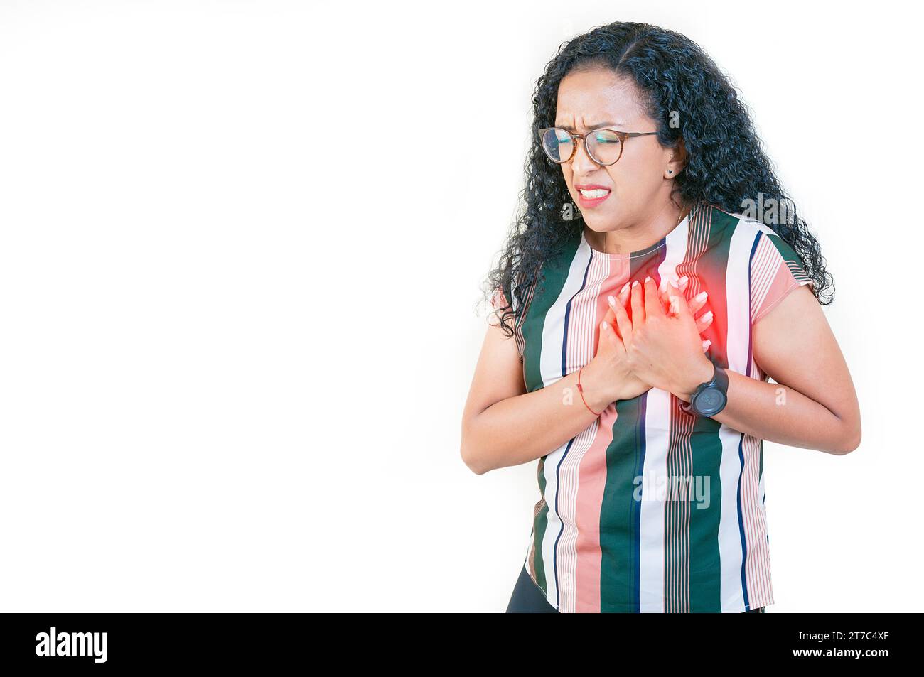 Ragazza afro con tachicardia che tocca il torace. Persone con problemi cardiaci. Donna afro con dolore cardiaco che tocca il torace isolato Foto Stock