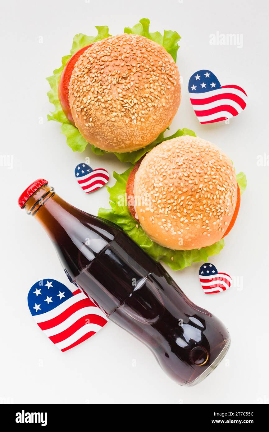 Bottiglia di bibite con vista dall'alto e hamburger american flag Foto Stock
