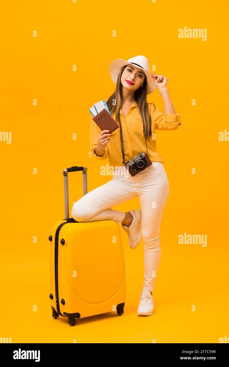 Donna pronta per le vacanze con gli indispensabili per il viaggio dei bagagli Foto Stock