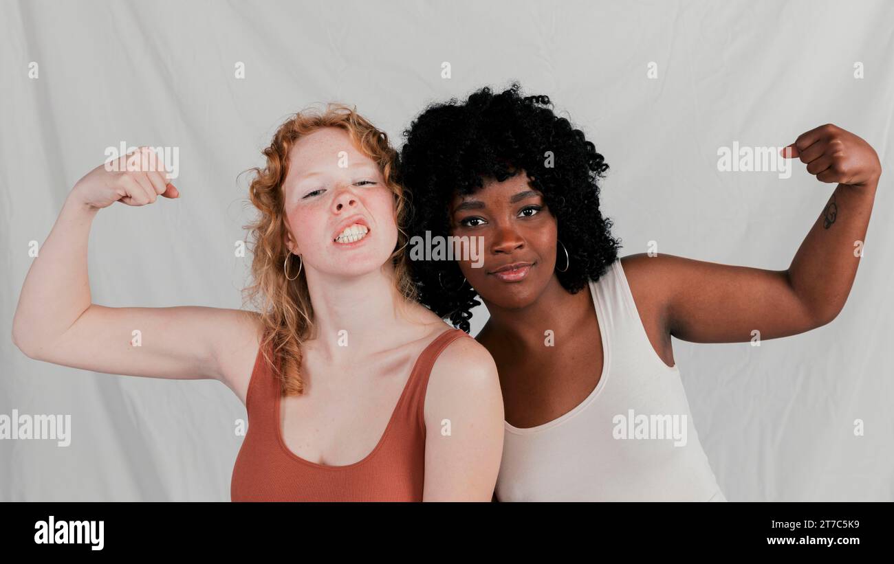 Giovani donne bionde africane che stringono la loro macchina fotografica dall'aspetto pugno Foto Stock