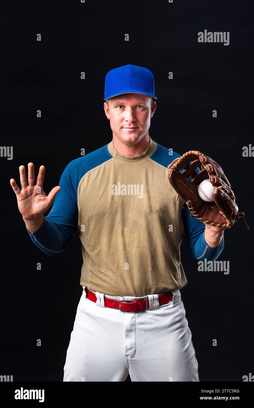 Giocatore di baseball con cappello in posa con guanto Foto Stock