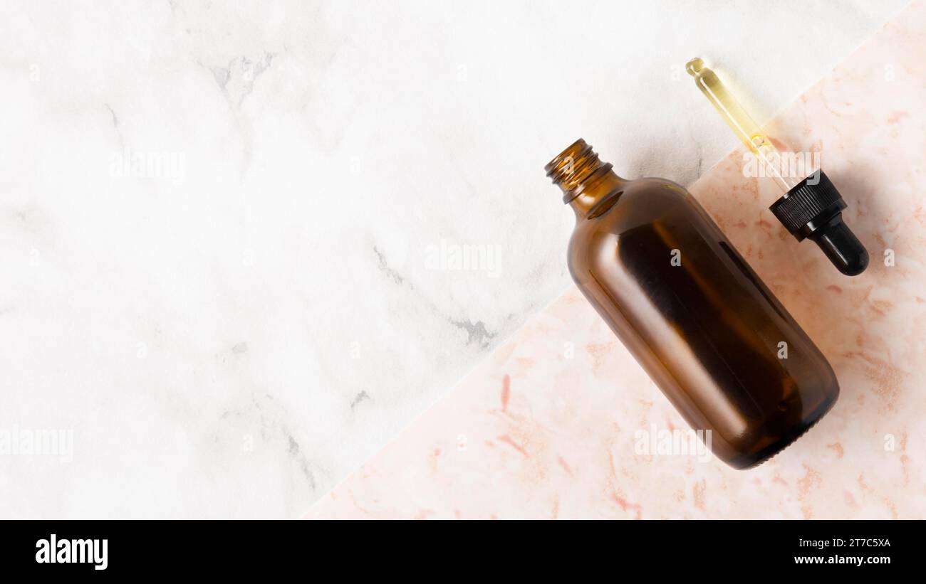 Bottiglia olii fondo marmo Foto Stock