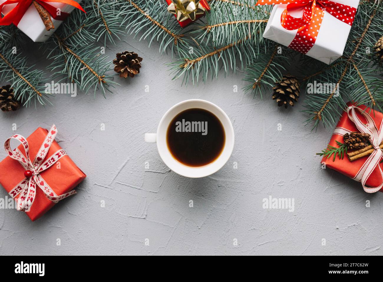 Composizione natalizia con caffè centrale Foto Stock