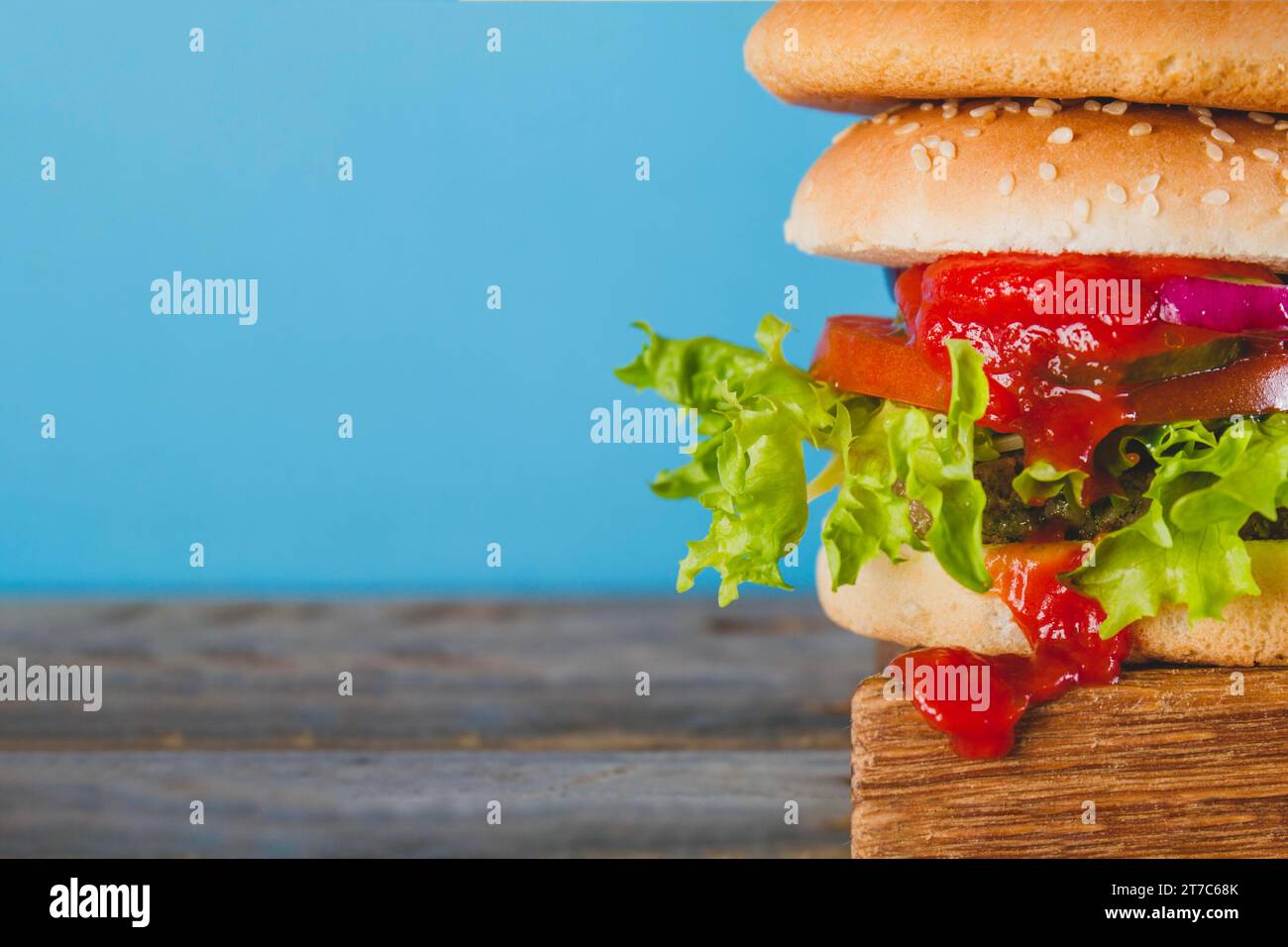 Primo piano con un gustoso hamburger con salsa di pomodoro Foto Stock