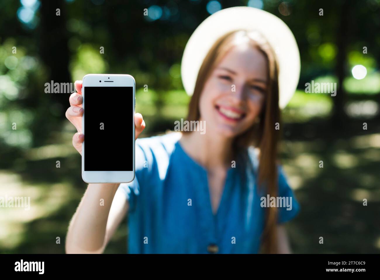 Donna sfocata con smartphone mockup Foto Stock