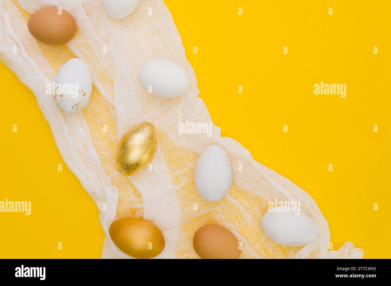 Uova di pasqua piatte con tessuto in vernice oro Foto Stock
