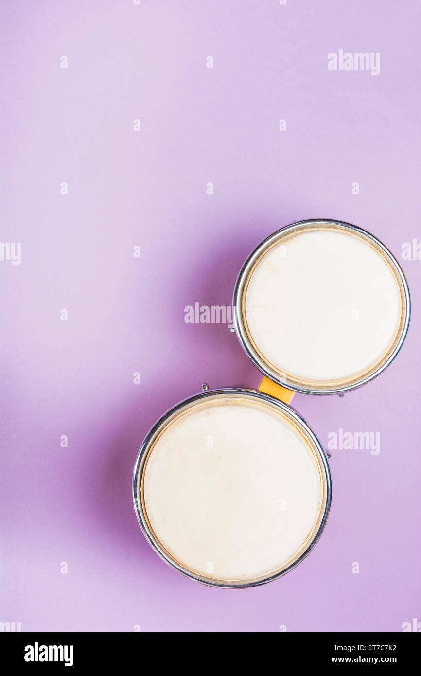 Sfondo viola del tamburo del bongo con vista dall'alto Foto Stock