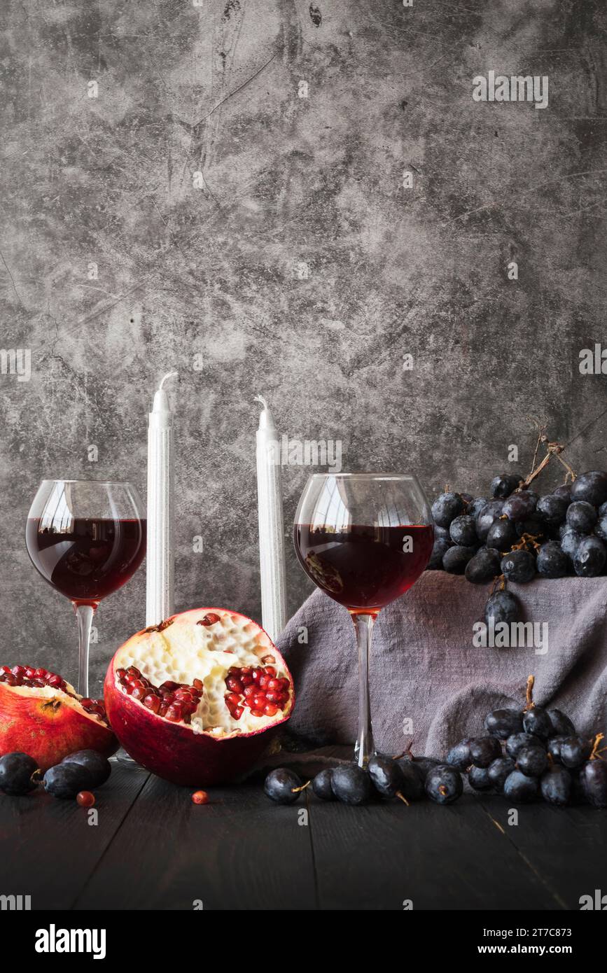 Appuntamento per il giorno del Ringraziamento con bicchieri da vino Foto Stock