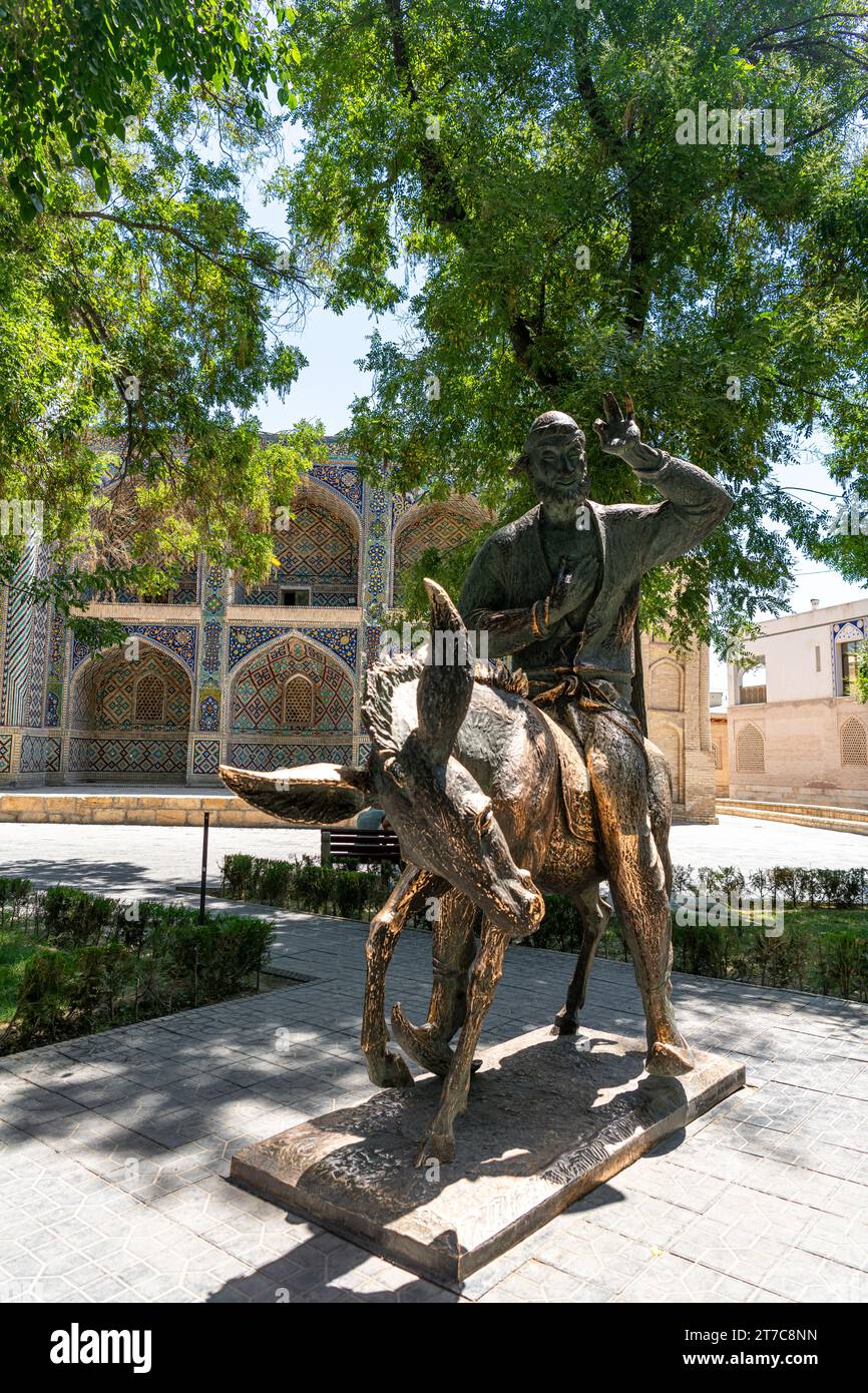 Bukhara, Uzbekistan - 28 maggio 2023: Monumento in bronzo a Nasreddin Khoja nella piazza centrale di Bukhara, accanto al complesso Lyabi-Hauz Foto Stock