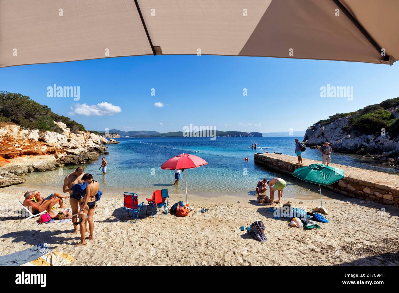 Piccola spiaggia per famiglie Cala Dragunara con turisti, promontorio di Capo caccia, Parco Nazionale di Porto Conte, Alghero, Sardegna, Mar Mediterraneo, Italia Foto Stock