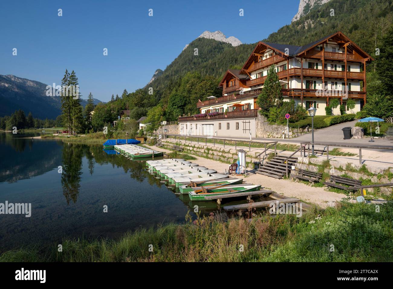 Hintersee, mattina, noleggio di edifici e barche sulla riva del lago, Ramsau, Parco Nazionale Berchtesgaden, Berchtesgadener Land, Baviera, Germania Foto Stock