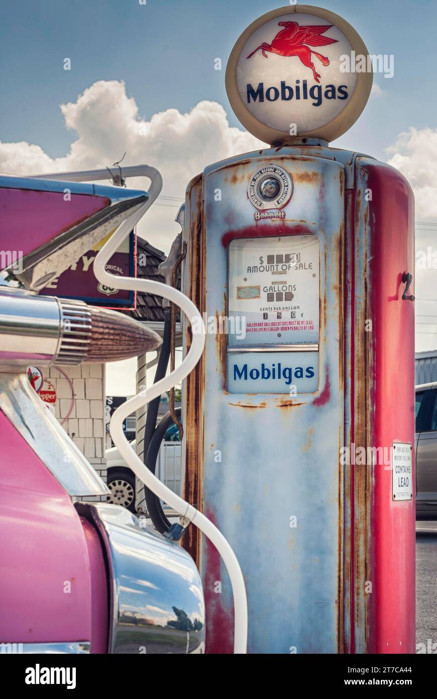 Vecchia Road cruiser, auto, Cadillac, rosa, distributore di benzina, vecchio, storico, mobilità, pompa di benzina, rifornimento, History, Oklahoma, Route 66, USA Foto Stock