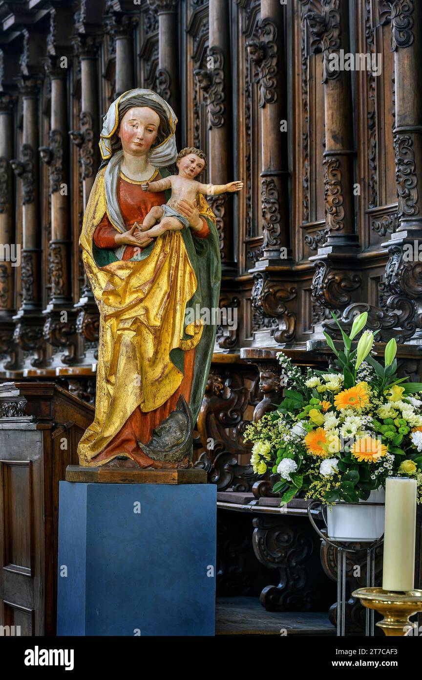 Figura della Vergine Maria con Gesù bambino e decorazione floreale, chiesa barocca del monastero di San George, monastero, abbazia imperiale di Ochsenhausen, a Foto Stock