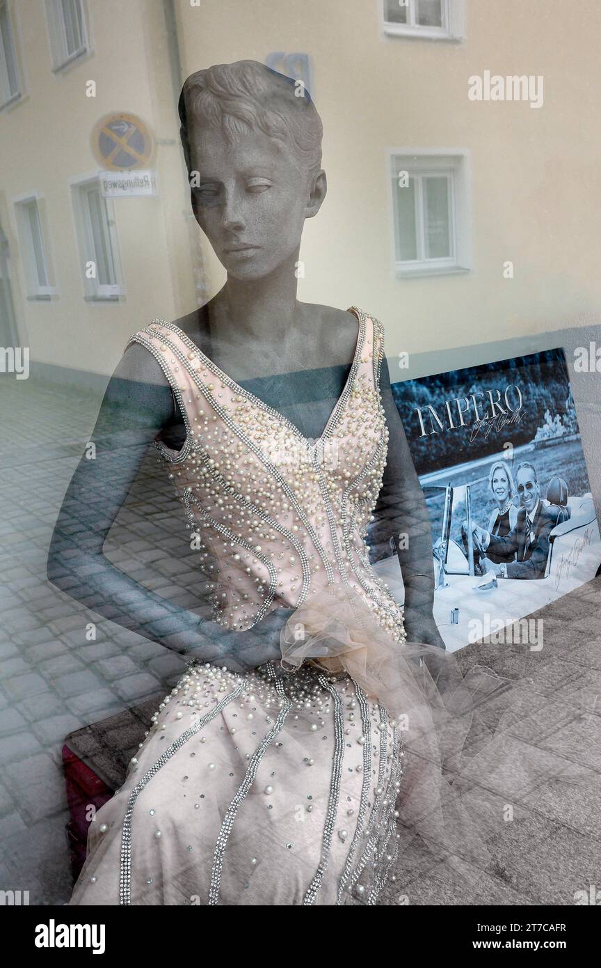 Vetrina con manichino alla moda in abito da sera, Allgaeu, Baviera, Germania Foto Stock
