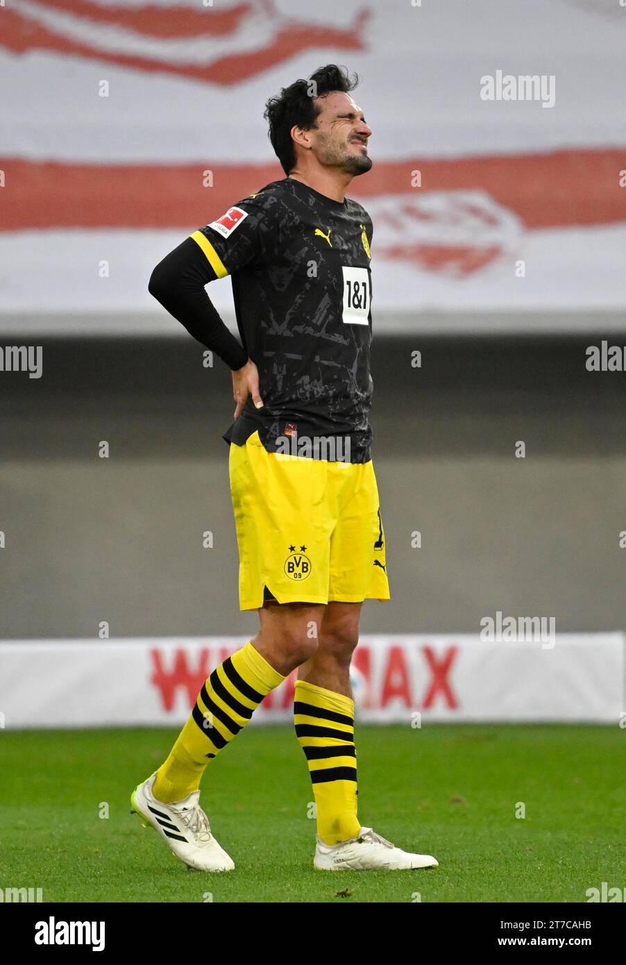 Mats Hummels Borussia Dortmund BVB con dolore, mal di schiena, infortunio, MHPArena, MHP Arena Stuttgart, Baden-Wuerttemberg, Germania Foto Stock