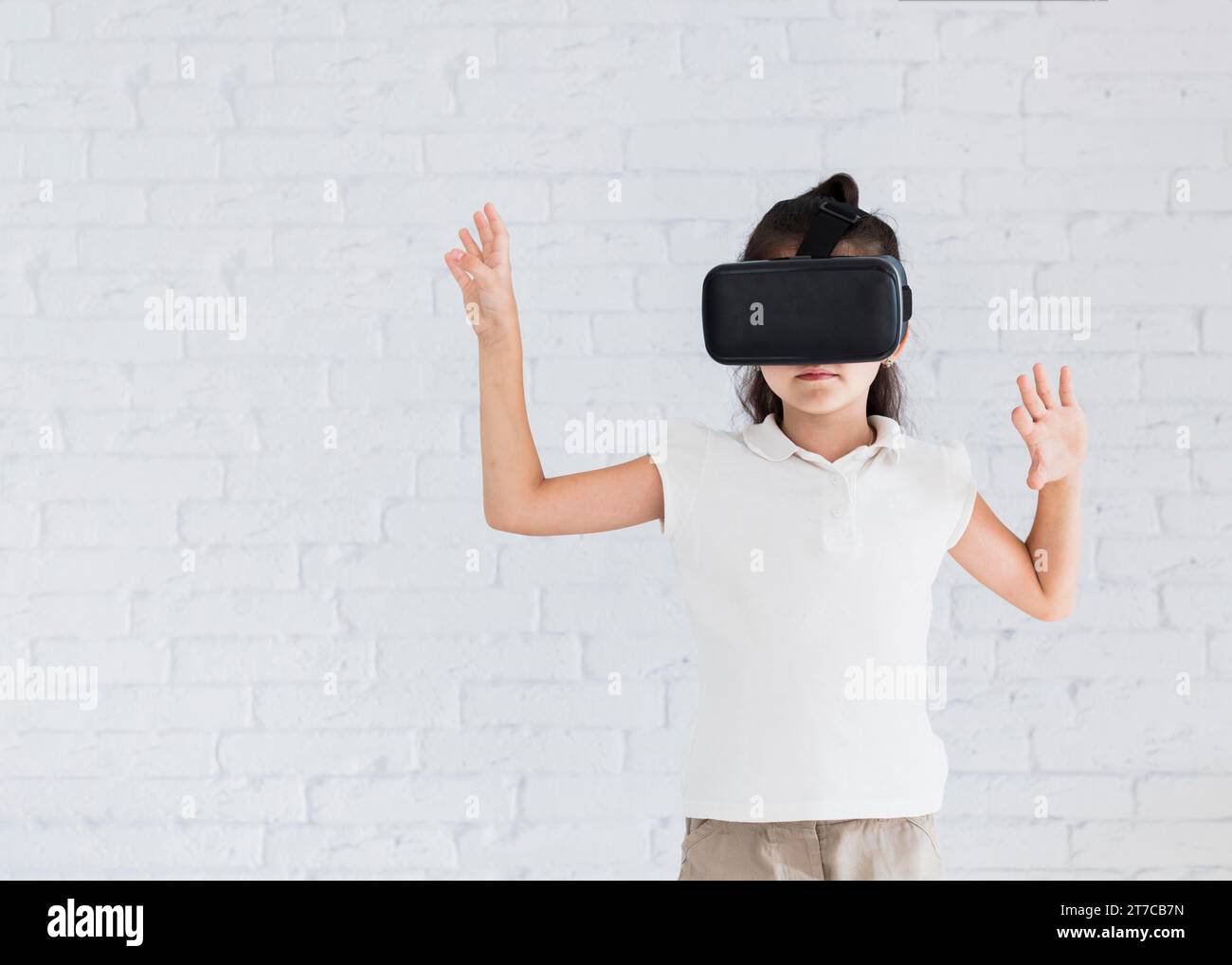Adorabile bambina che si diverte con gli occhiali per realtà virtuale Foto Stock