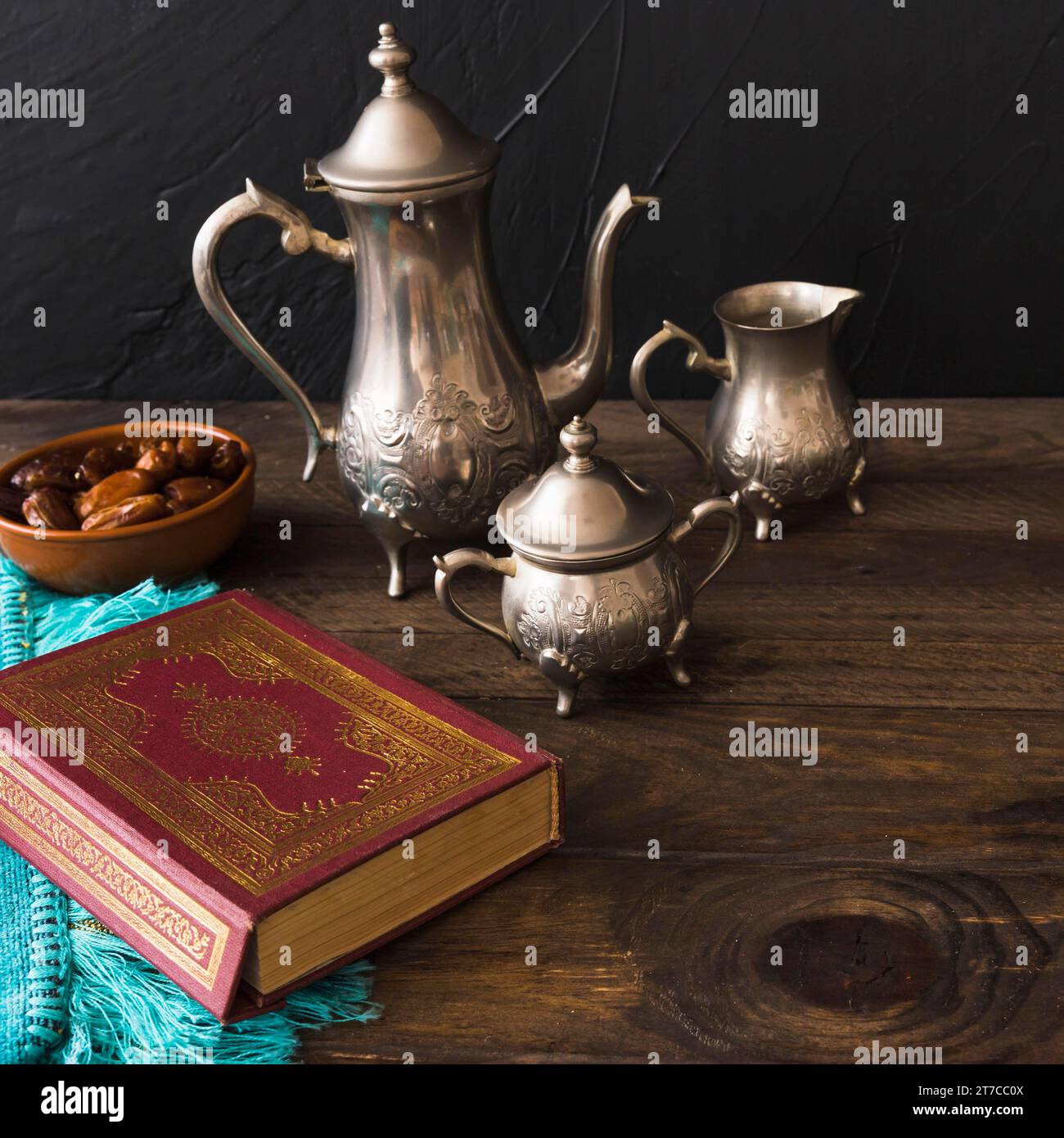 Tè Quran vicino alle date Foto Stock