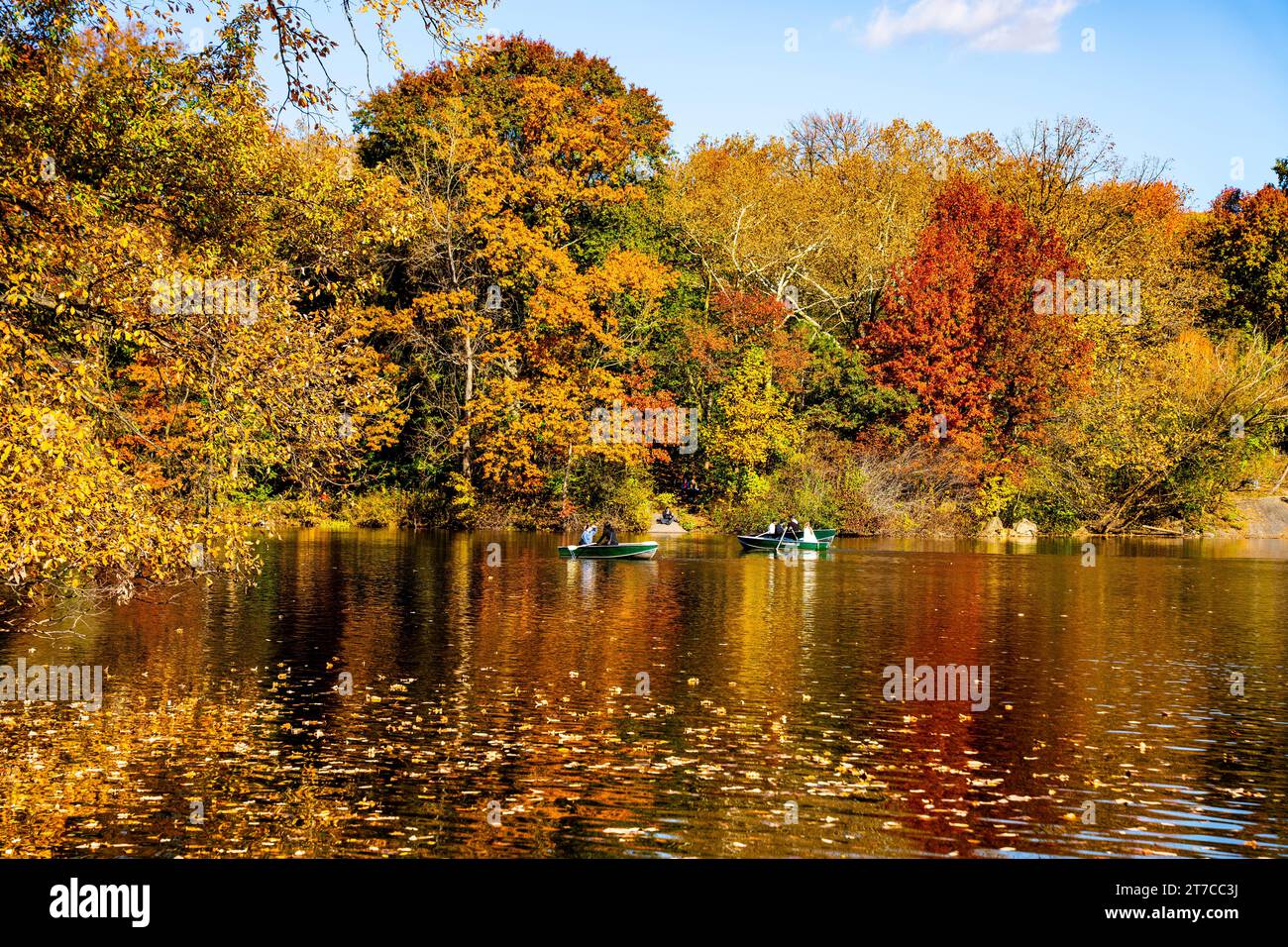 Coppie in canoa nel grande stagno del Central Park di New York tra le splendide piante autunnali. Foto Stock