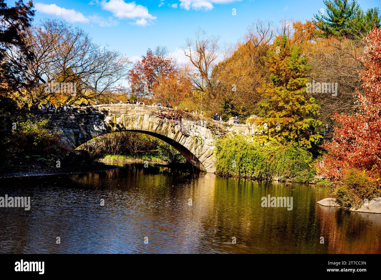 Il Gapstow Bridge a Central Park NY si riflette nello stagno circondato dai colori autunnali dell'autunno/ Foto Stock