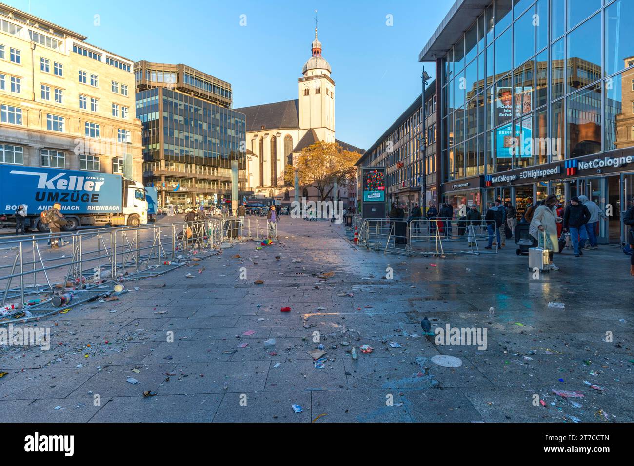 Dopo l'inizio del carnevale l'11 novembre, le strade e le piazze di Colonia, Renania settentrionale-Vestfalia, Germania furono completamente disseminate il giorno successivo Foto Stock