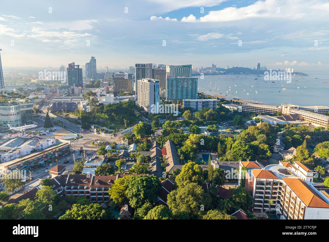 Chonburi, Thailandia - 26 ottobre 2023; vista mattutina della città di Pattaya molti edifici alti dall'alto dell'area del cerchio dei delfini la foto è divisa in due metà Foto Stock