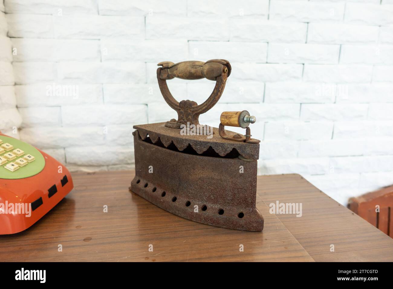 Il ferro pesante viene dalla parola inglese Sad Iron. La parola triste qui è un vecchio termine che corrisponde alla parola solido, che significa duro. e in qualche w. Foto Stock