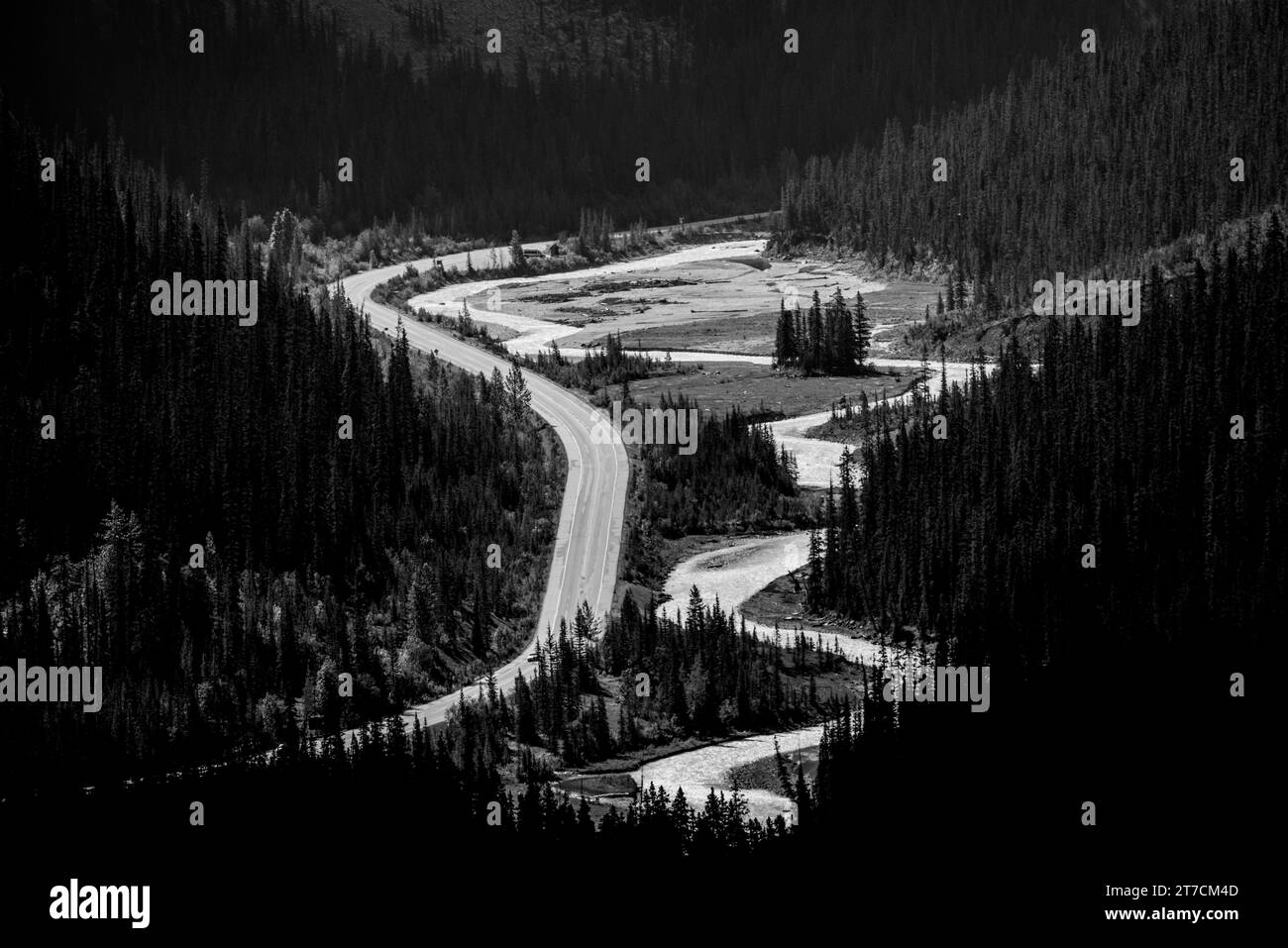 Jasper Park Canada. Strada e fiume si mescolano nella valle. Un modo diverso di vedere la natura. Foto Stock