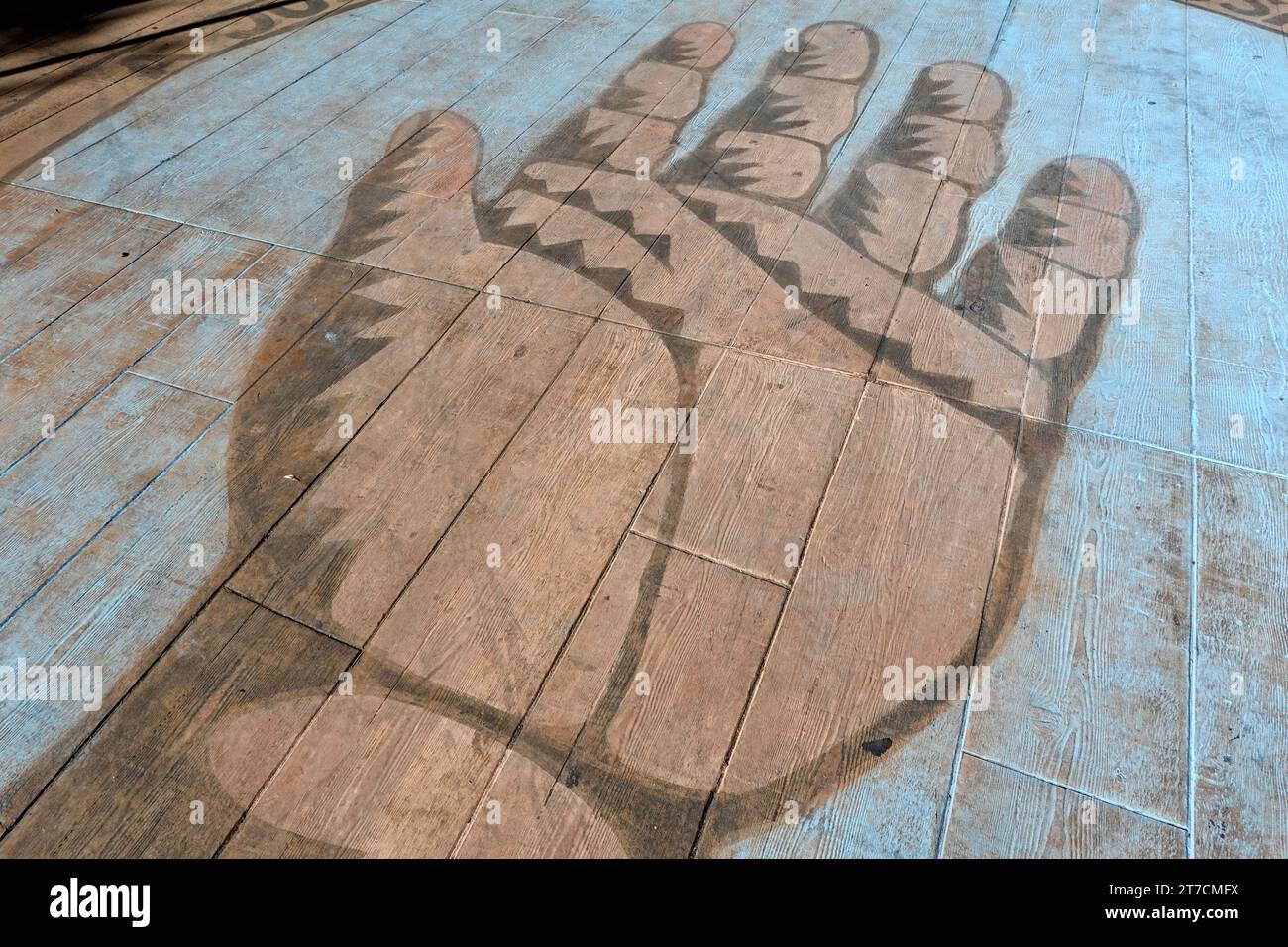 Un dipinto di una mano su una passerella Foto Stock